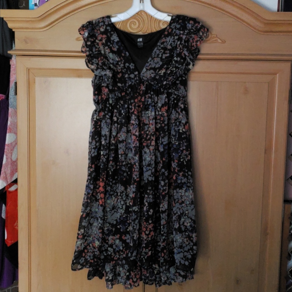 Ruffle sleeve Vneck floral dress